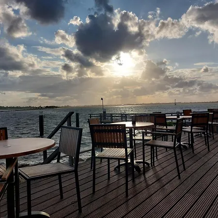 Appartement-am-meer-ostsee-insel-fehmarn-ferienwohnung-am-strand-meerblick-balkon-2-4-pers Appartamento *